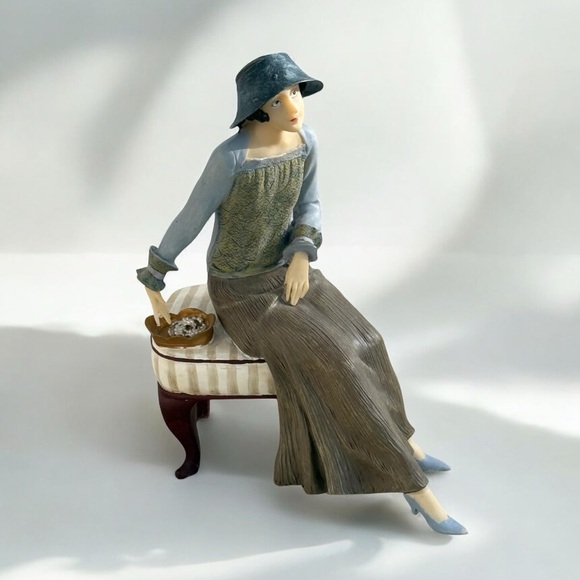 Elegant 1920s Lady Sitting Figurine in Blue and Tan in Resin EUC - Picture 11 of 12
